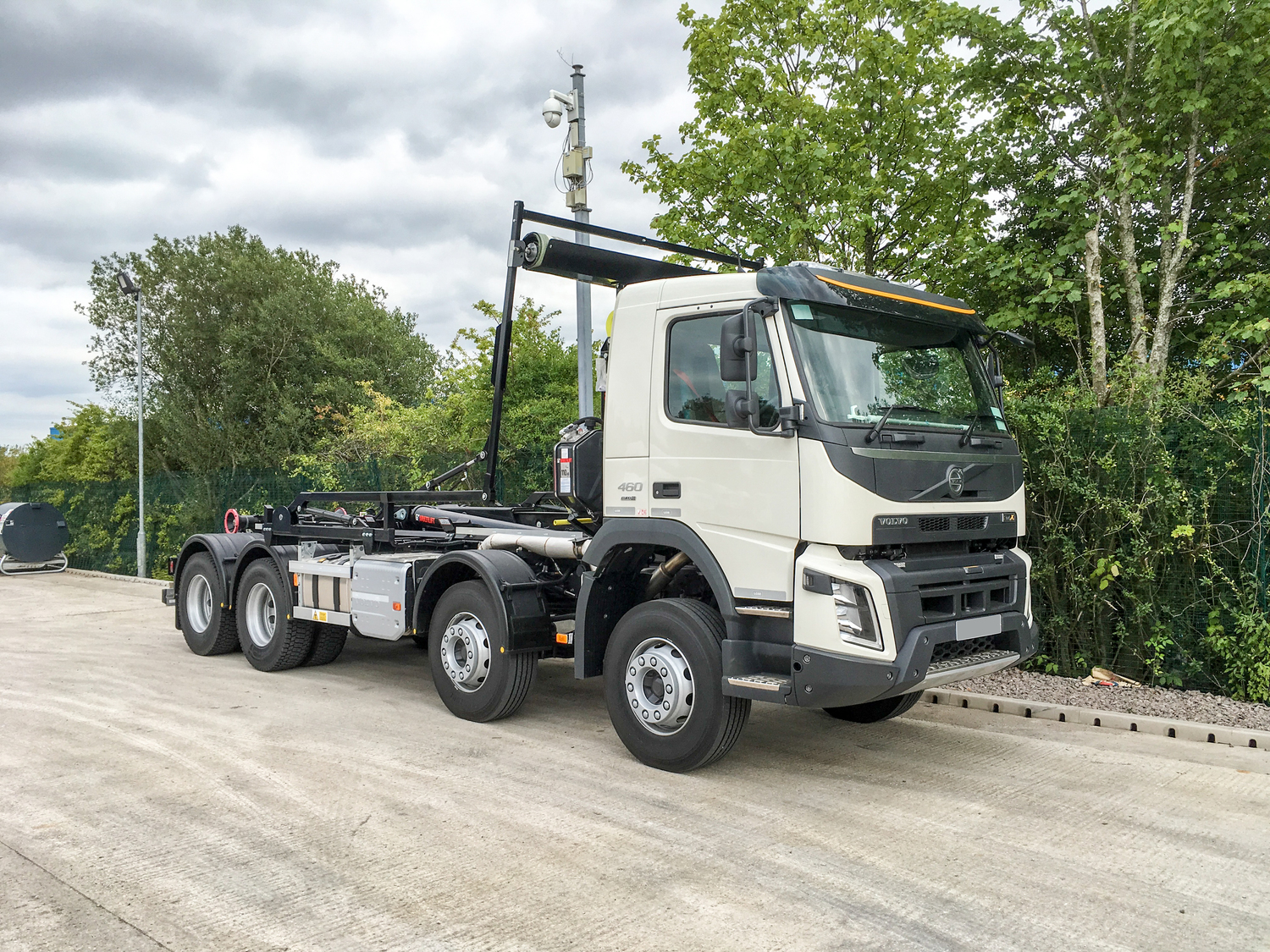 Volvo FMX 500 Sleeper Hookloader With Plant Trailer